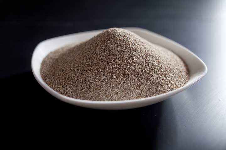 Decolorizing sand